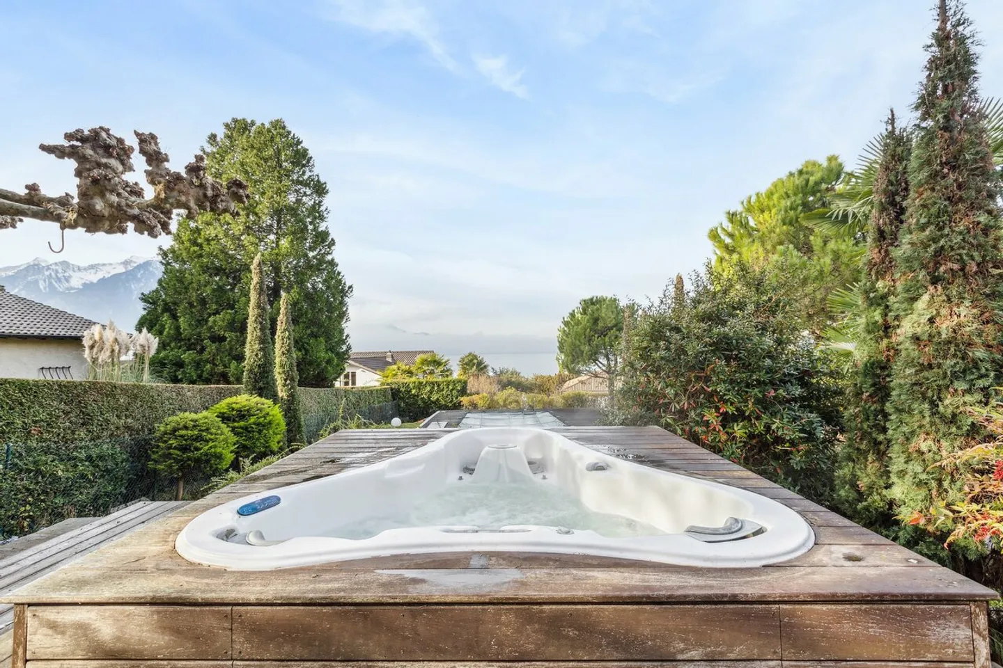 Villa a un piano, grande giardino con piscina e jacuzzi, vista lago - Foto 2 di 13