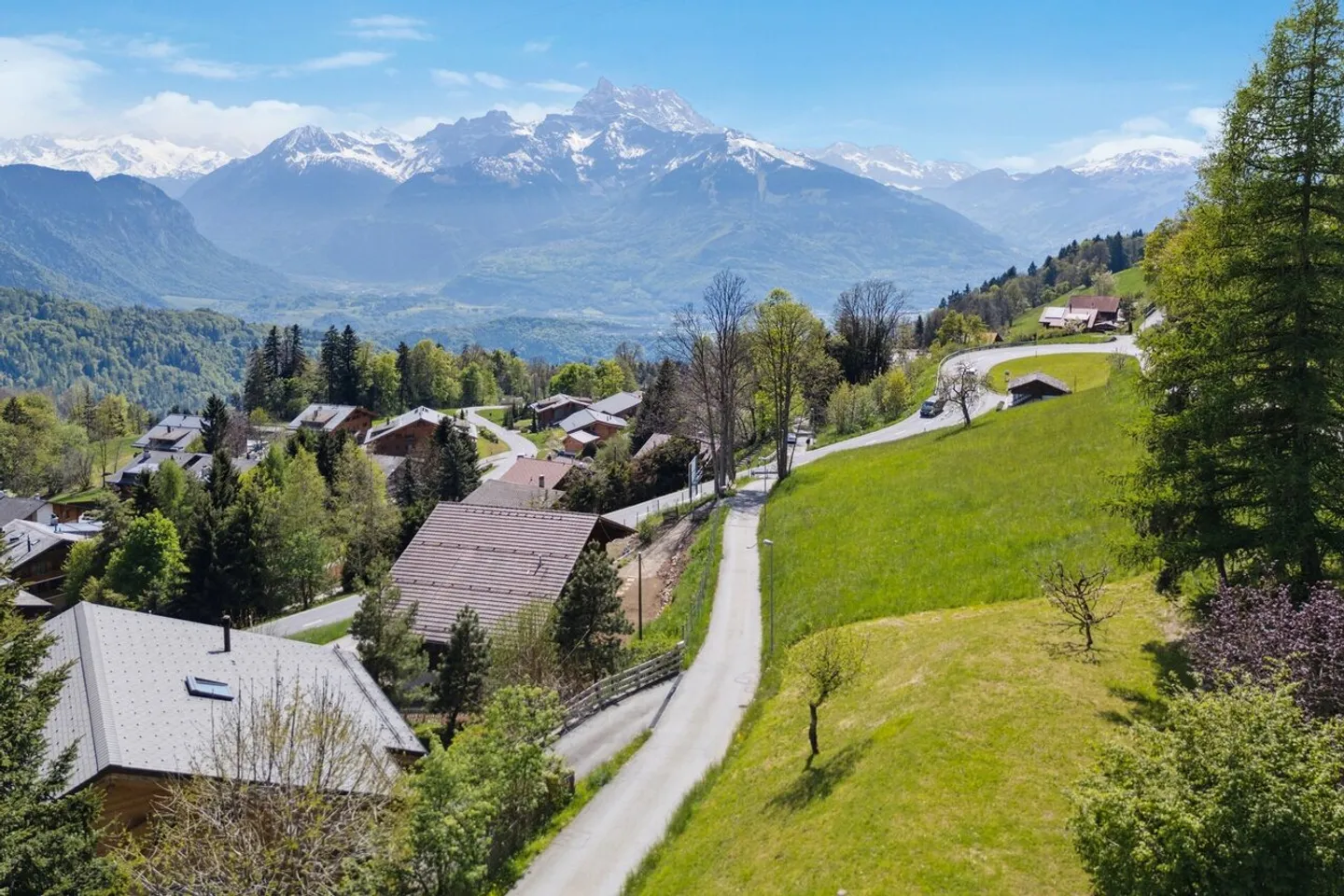 Authentic family chalet with stunning mountain views - Photo 3 of 13