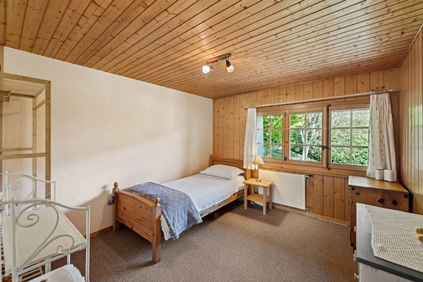 Authentic family chalet with stunning mountain views - Photo 10 of 13