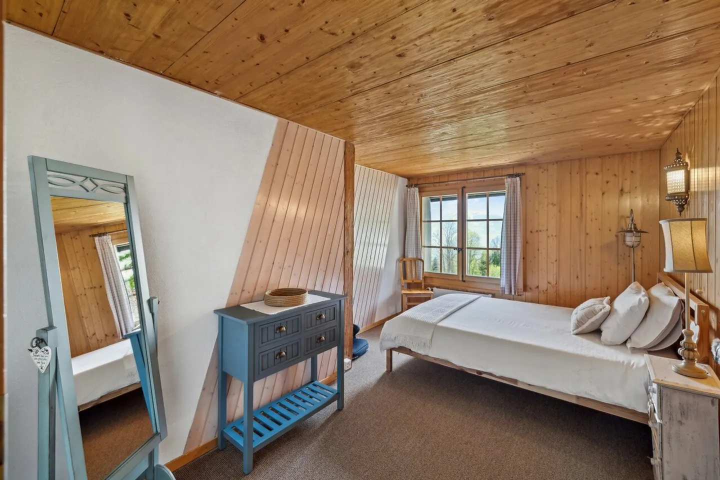 Authentic family chalet with stunning mountain views - Photo 11 of 13
