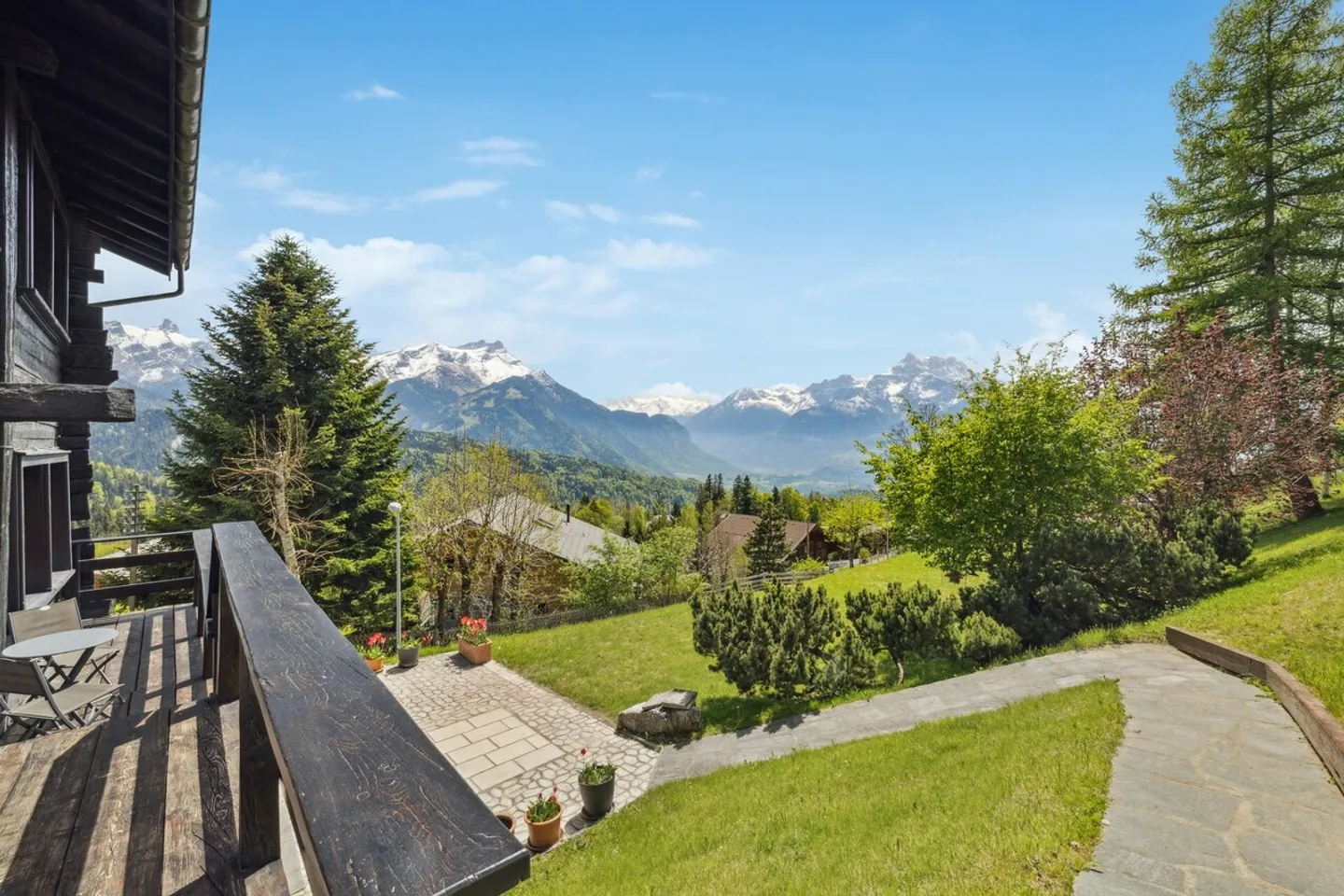 Authentic family chalet with stunning mountain views - Photo 9 of 13