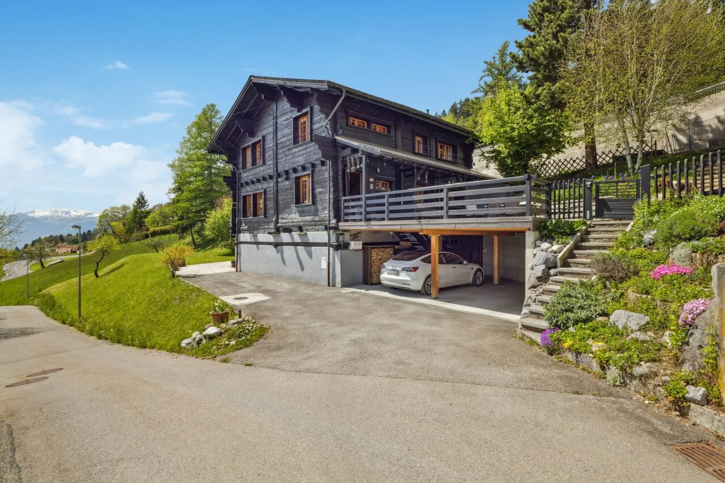 Authentic family chalet with stunning mountain views - Photo 2 of 13