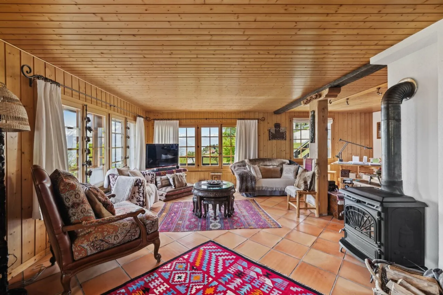 Authentic family chalet with stunning mountain views - Photo 6 of 13