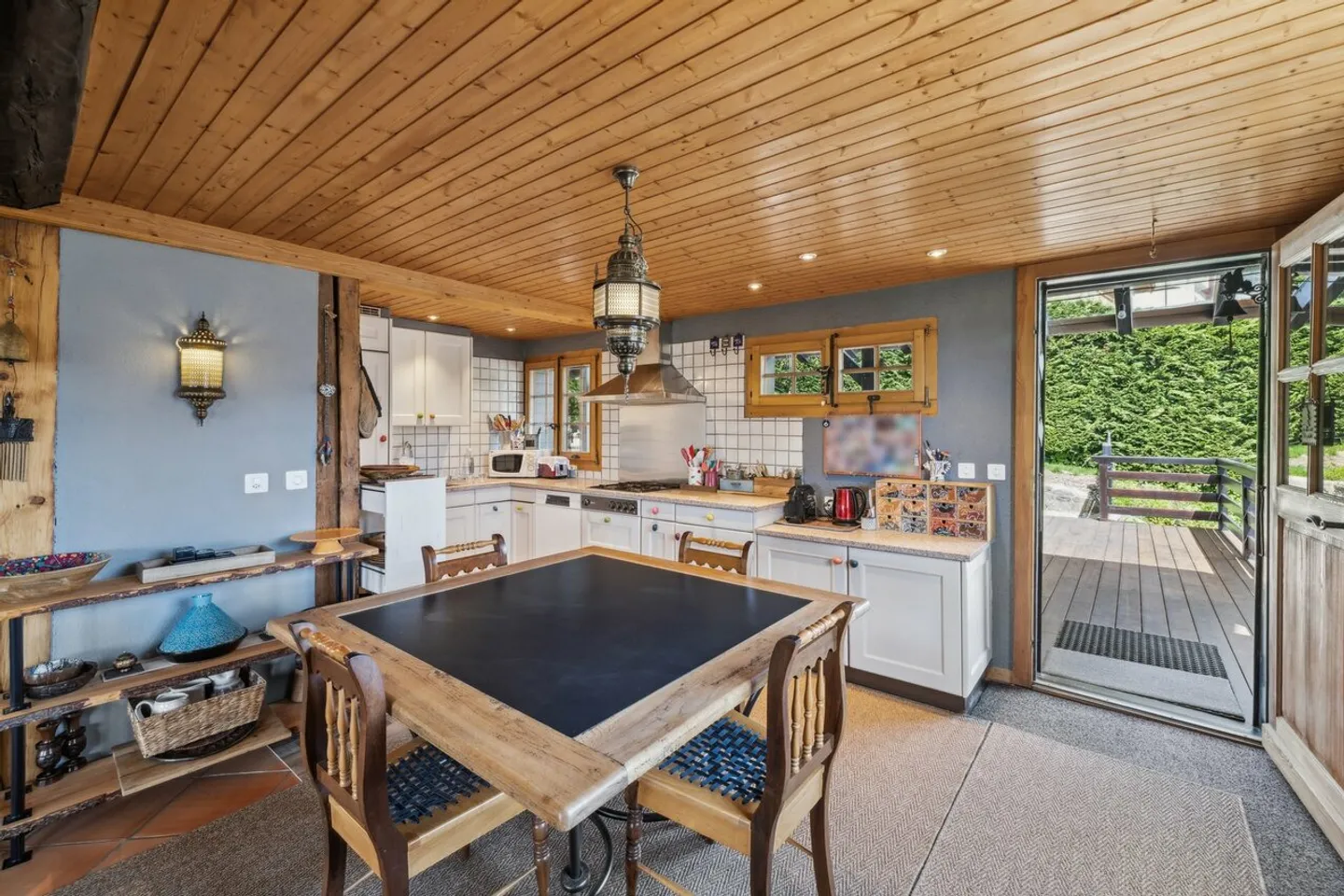 Authentic family chalet with stunning mountain views - Photo 5 of 13