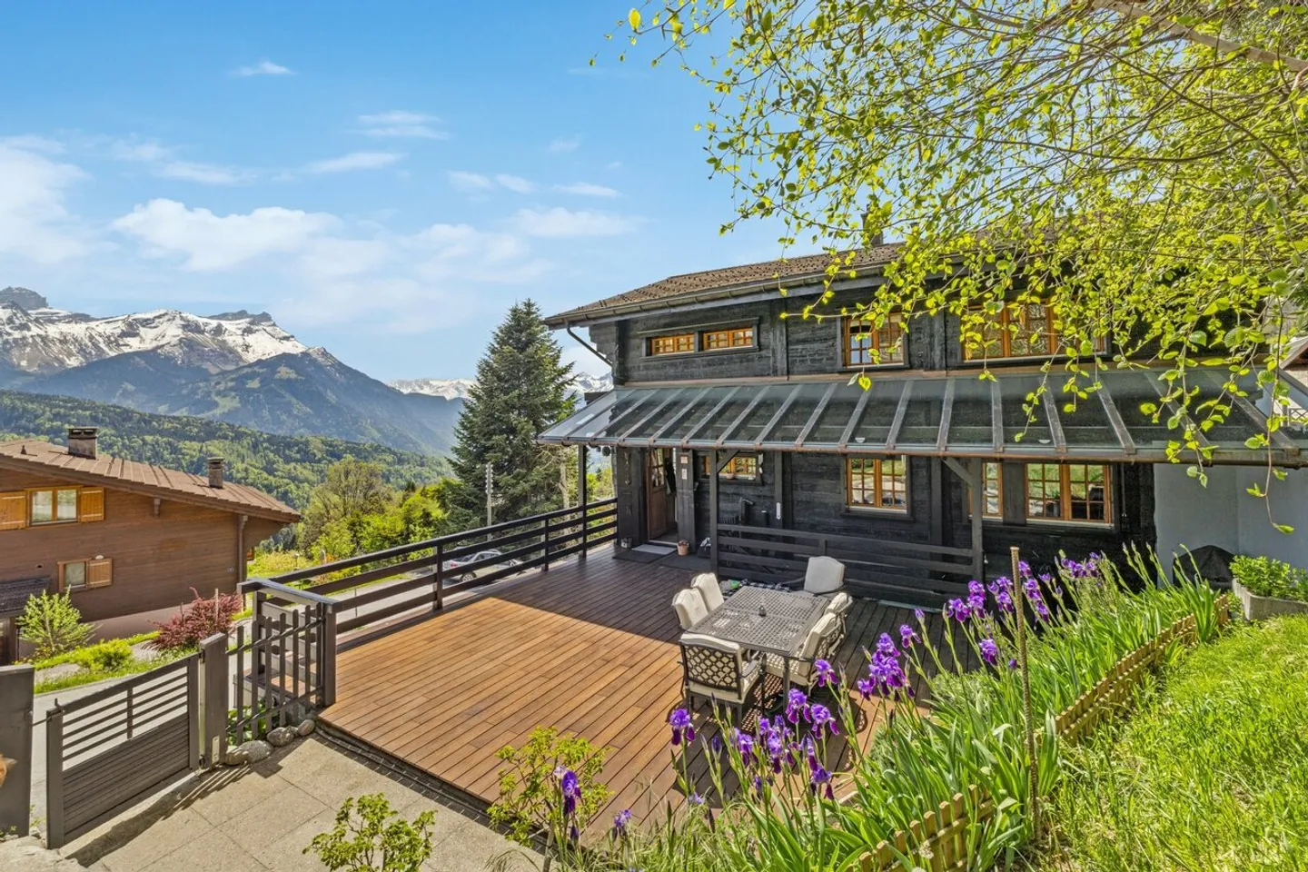 Authentic family chalet with stunning mountain views - Photo 1 of 13