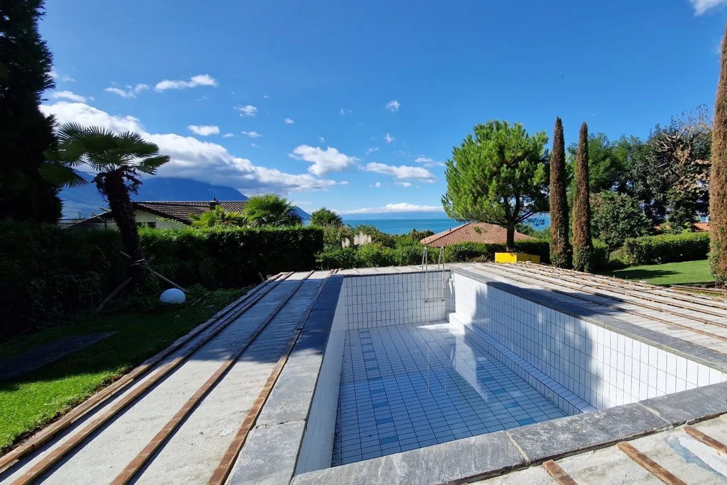 Villa a un piano, grande giardino con piscina e jacuzzi, vista lago - Foto 4 di 13