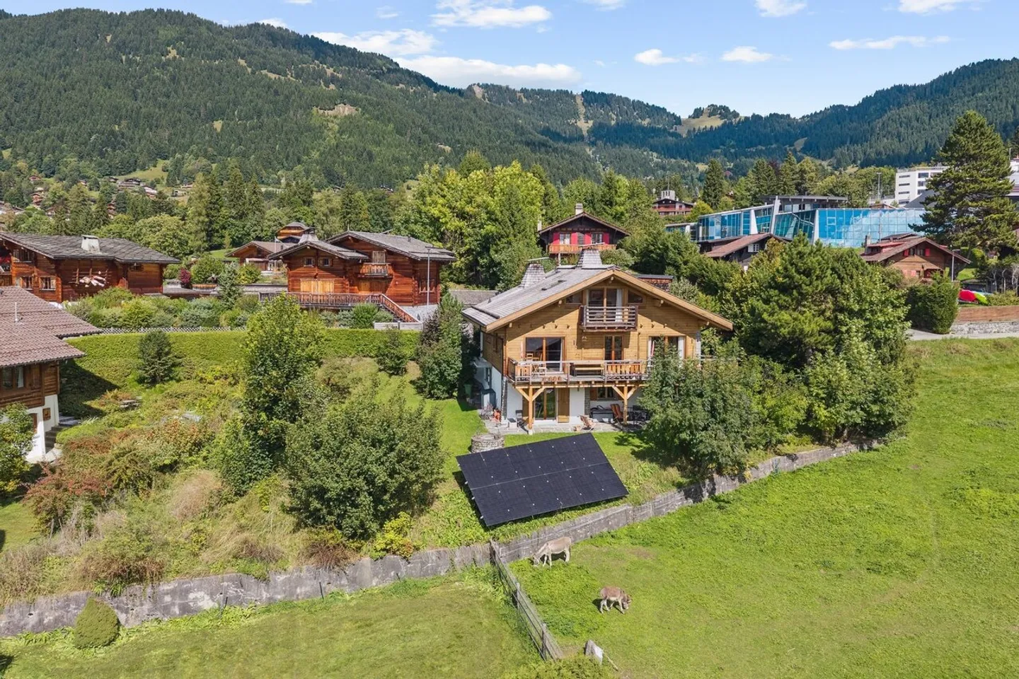 Le Picoulet, renoviertes Chalet mit 6 Schlafzimmern im Zentrum des Resorts - Foto 1 von 13
