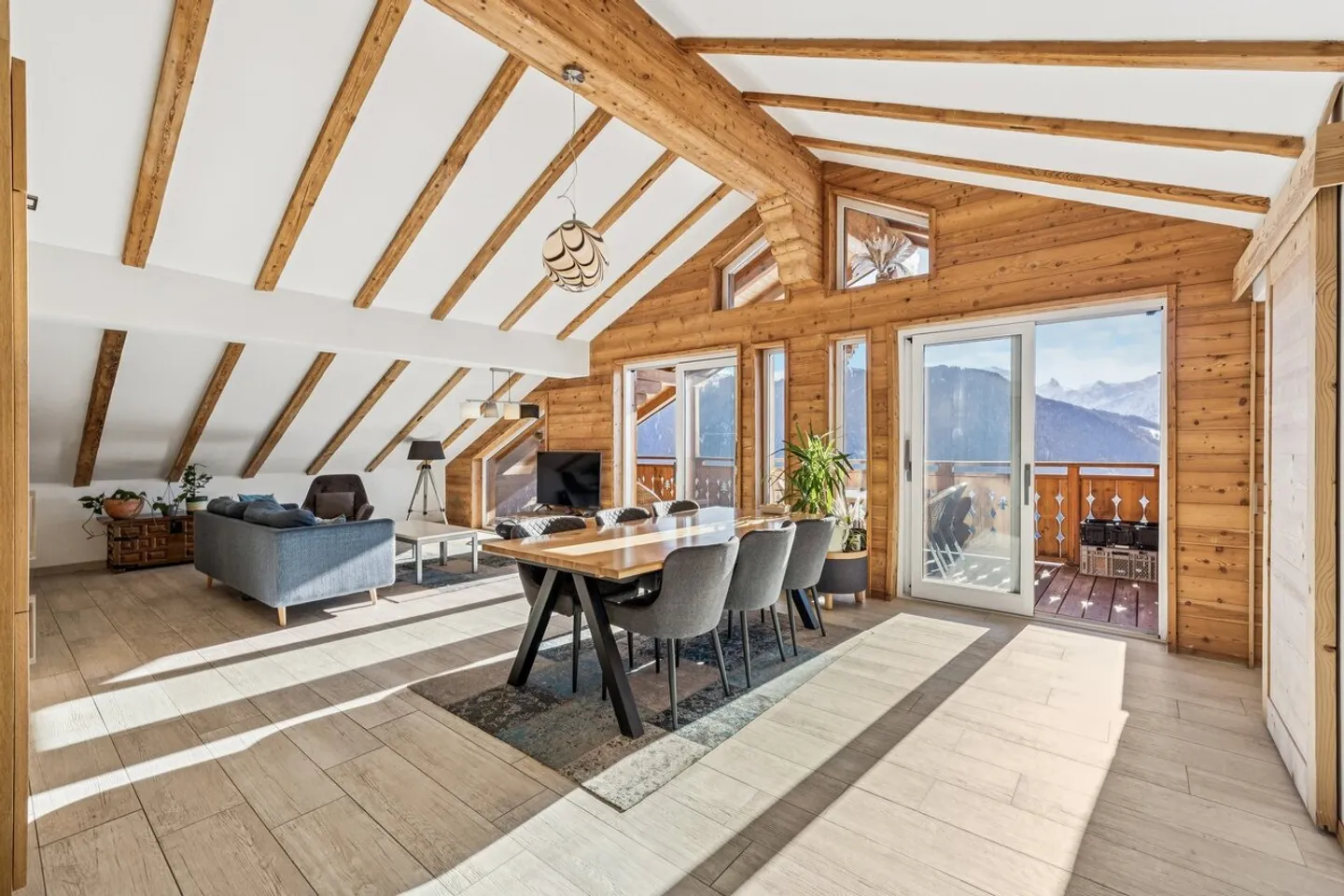 Splendido attico ristrutturato - Vista mozzafiato sulle Alpi - Foto 1 di 13