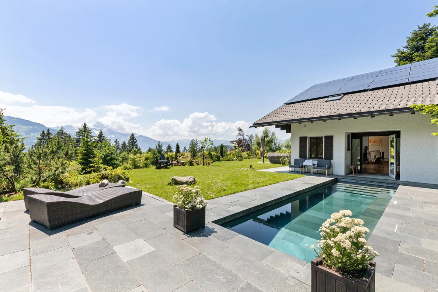 Spazioso chalet con piscina riscaldata e vista mozzafiato sulle Alpi - Foto 1 di 13