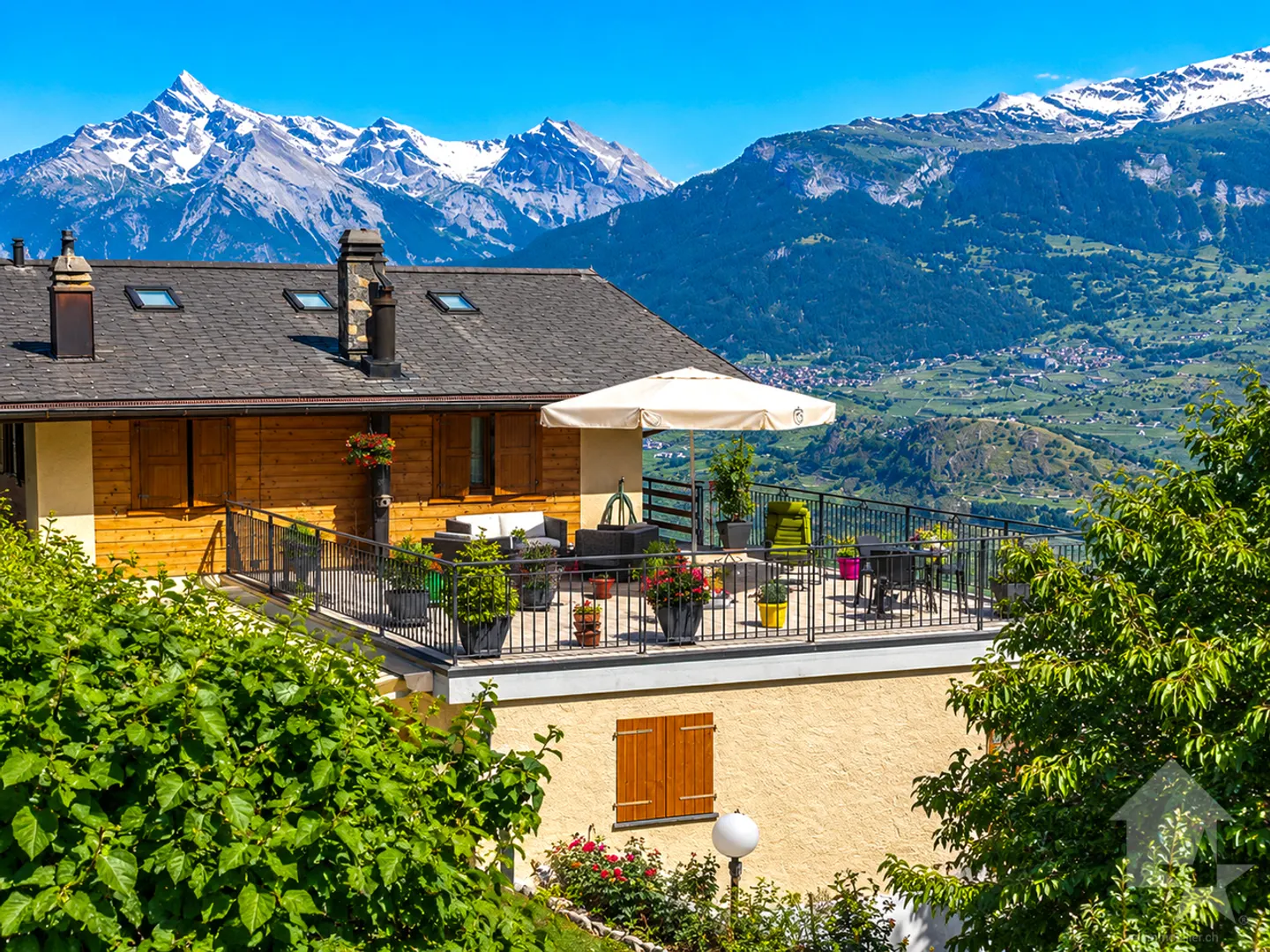 Schönes Haus mit 3 Wohnungen, Garage, Mazot und Carnotzet! - Foto 1 von 13