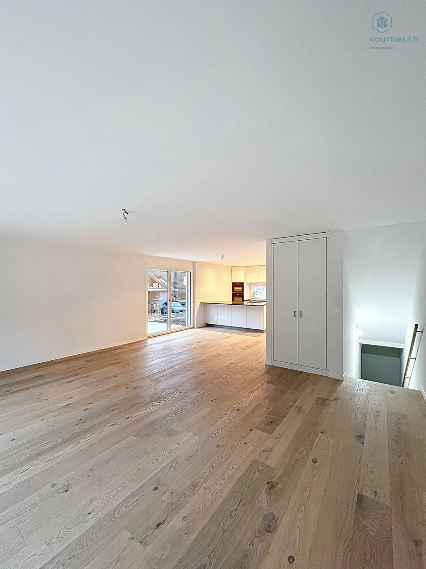 New villa with garden in a residential area - Photo 5 of 13