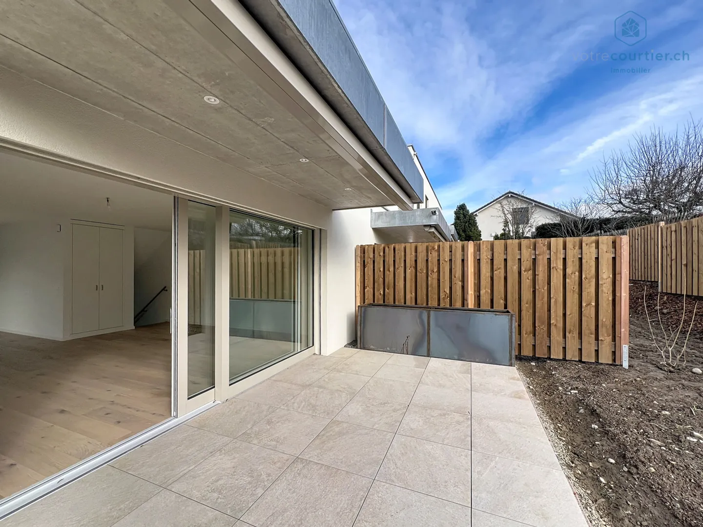 New villa with garden in a residential area - Photo 4 of 13