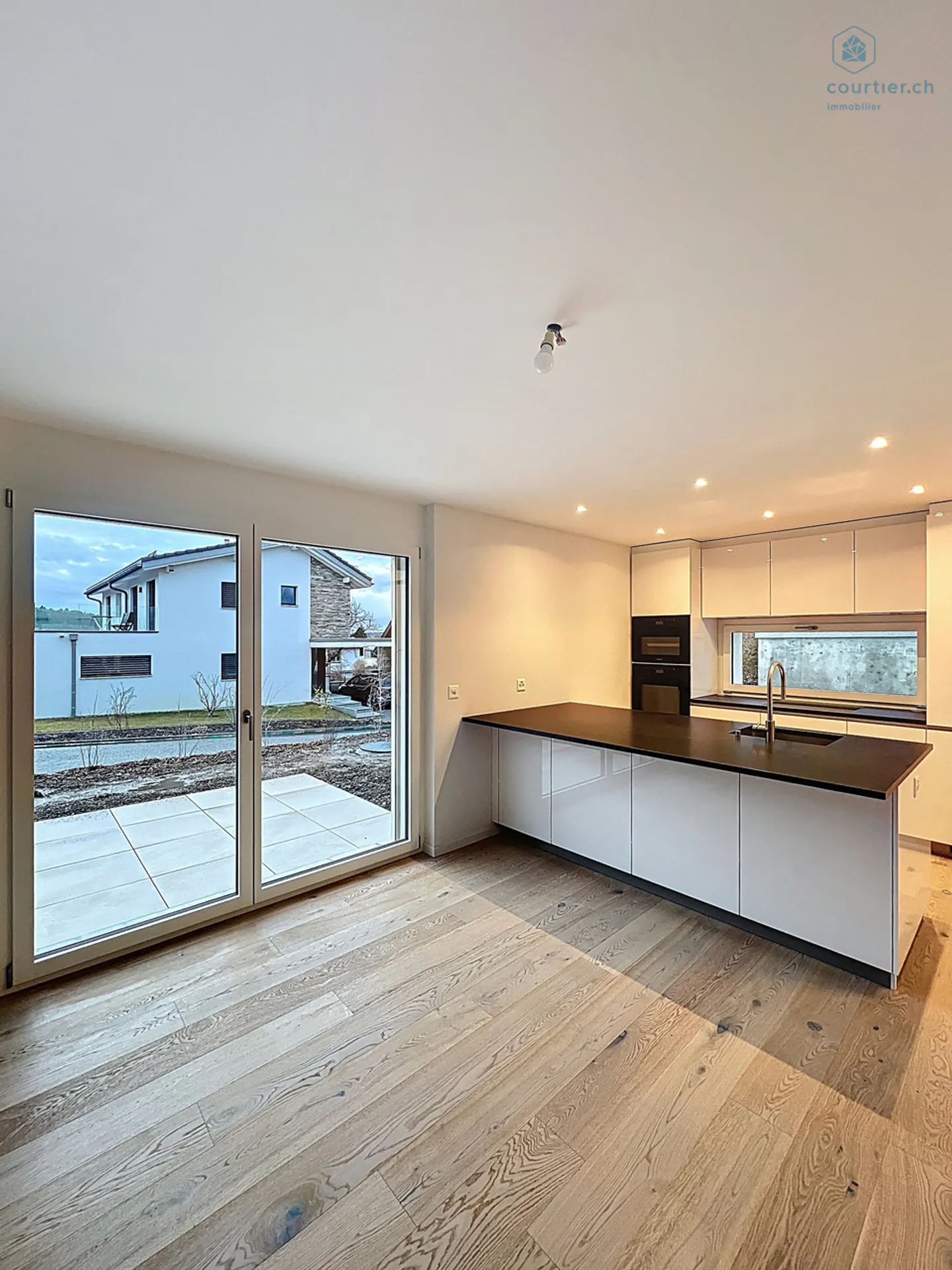 New villa with garden in a residential area - Photo 9 of 13