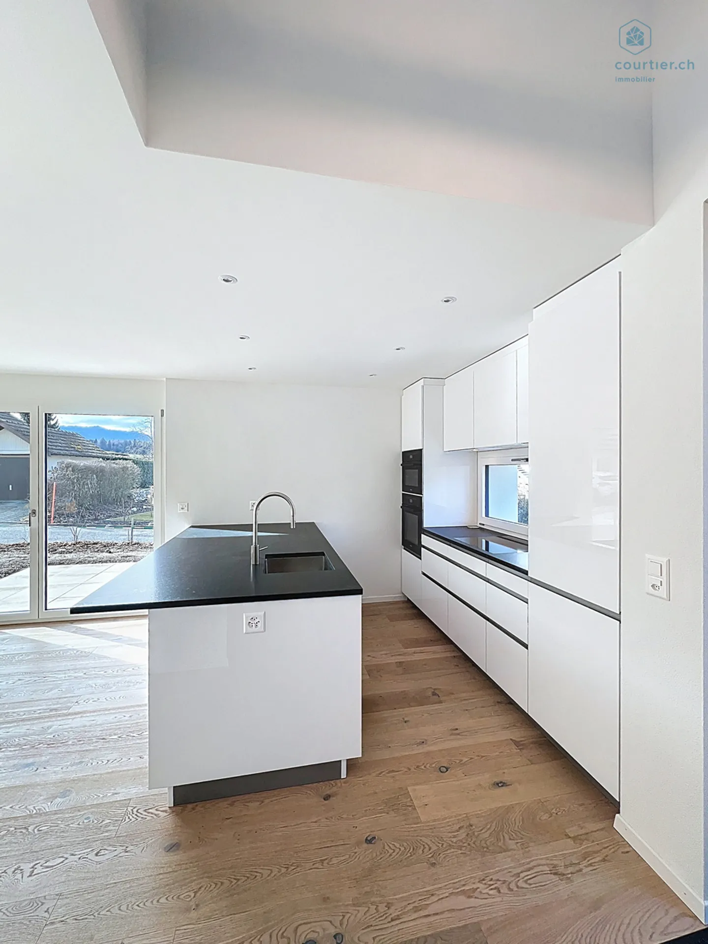 New villa with garden in a residential area - Photo 10 of 13