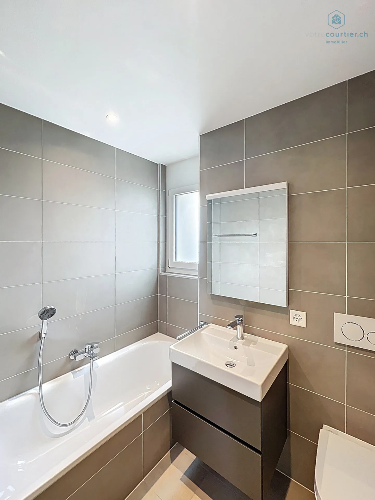 New villa with gable in a quiet neighborhood, available immediately - Photo 10 of 13