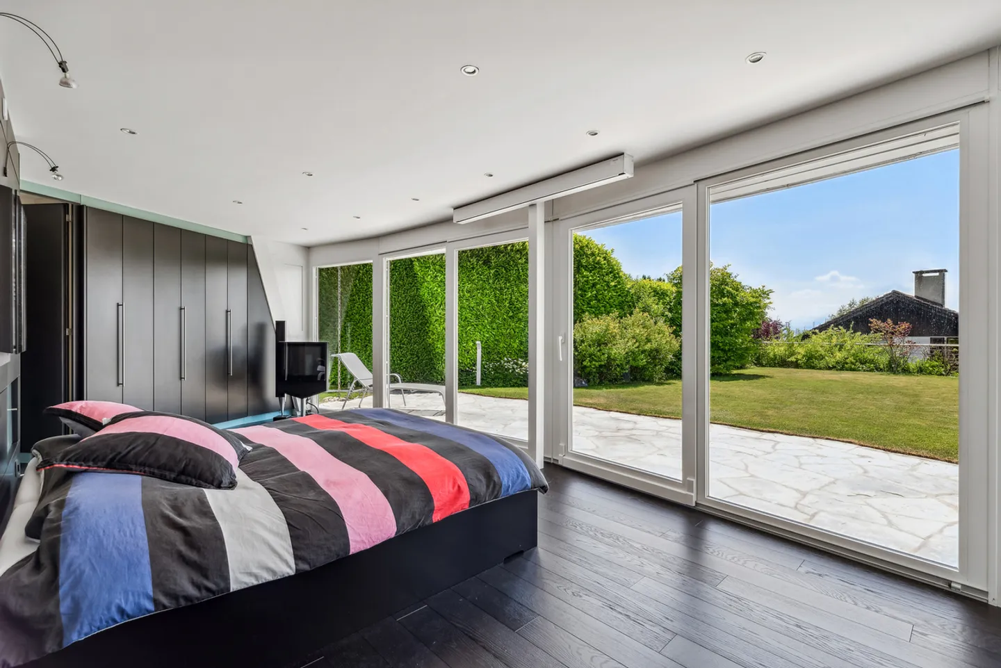 Magnificent contemporary villa on the shores of Lake Neuchâtel - Photo 8 of 10