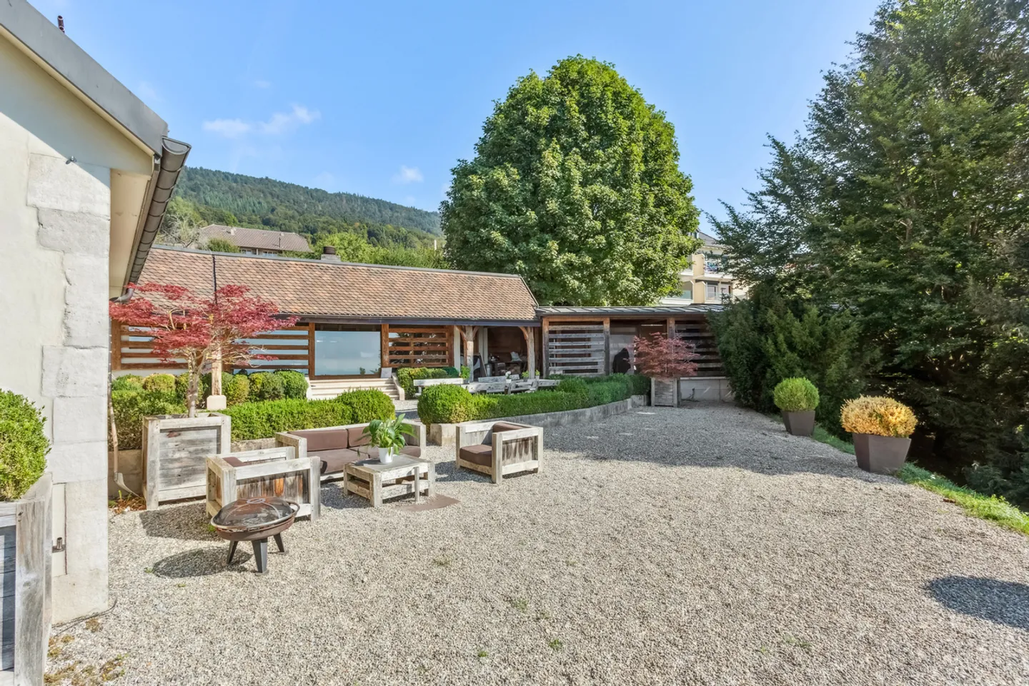 Exceptionnelle propriété rénovée avec vaste jardin et vue sur le lac - Photo 6 sur 13