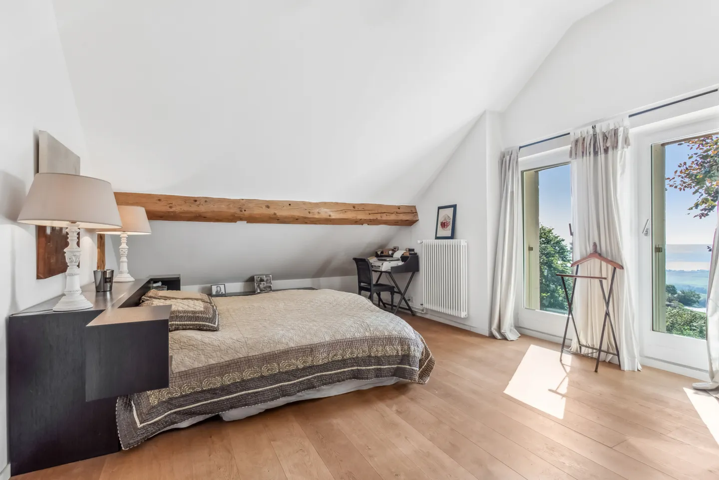 Exceptionnelle propriété rénovée avec vaste jardin et vue sur le lac - Photo 13 sur 13