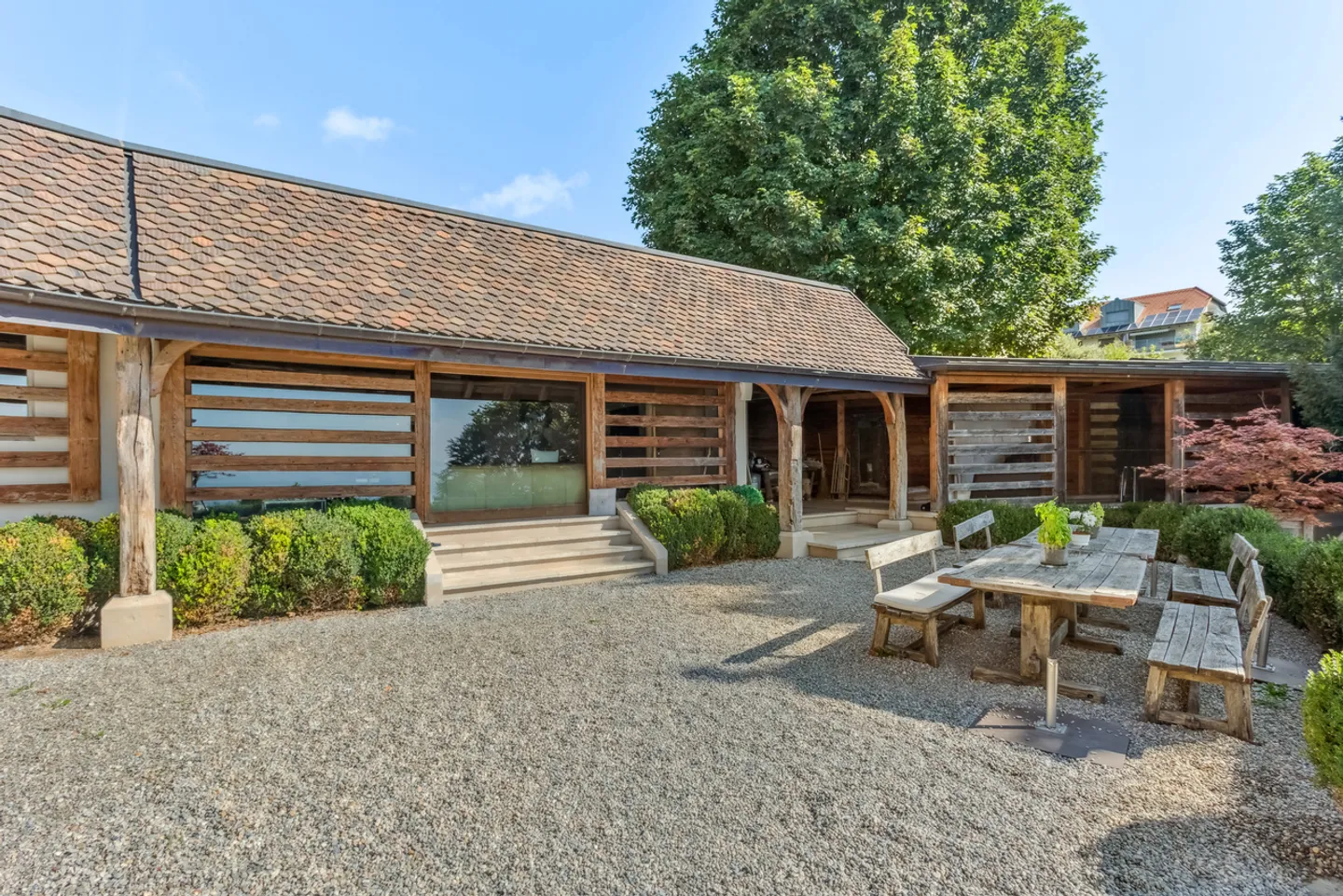 Exceptionnelle propriété rénovée avec vaste jardin et vue sur le lac - Photo 2 sur 13