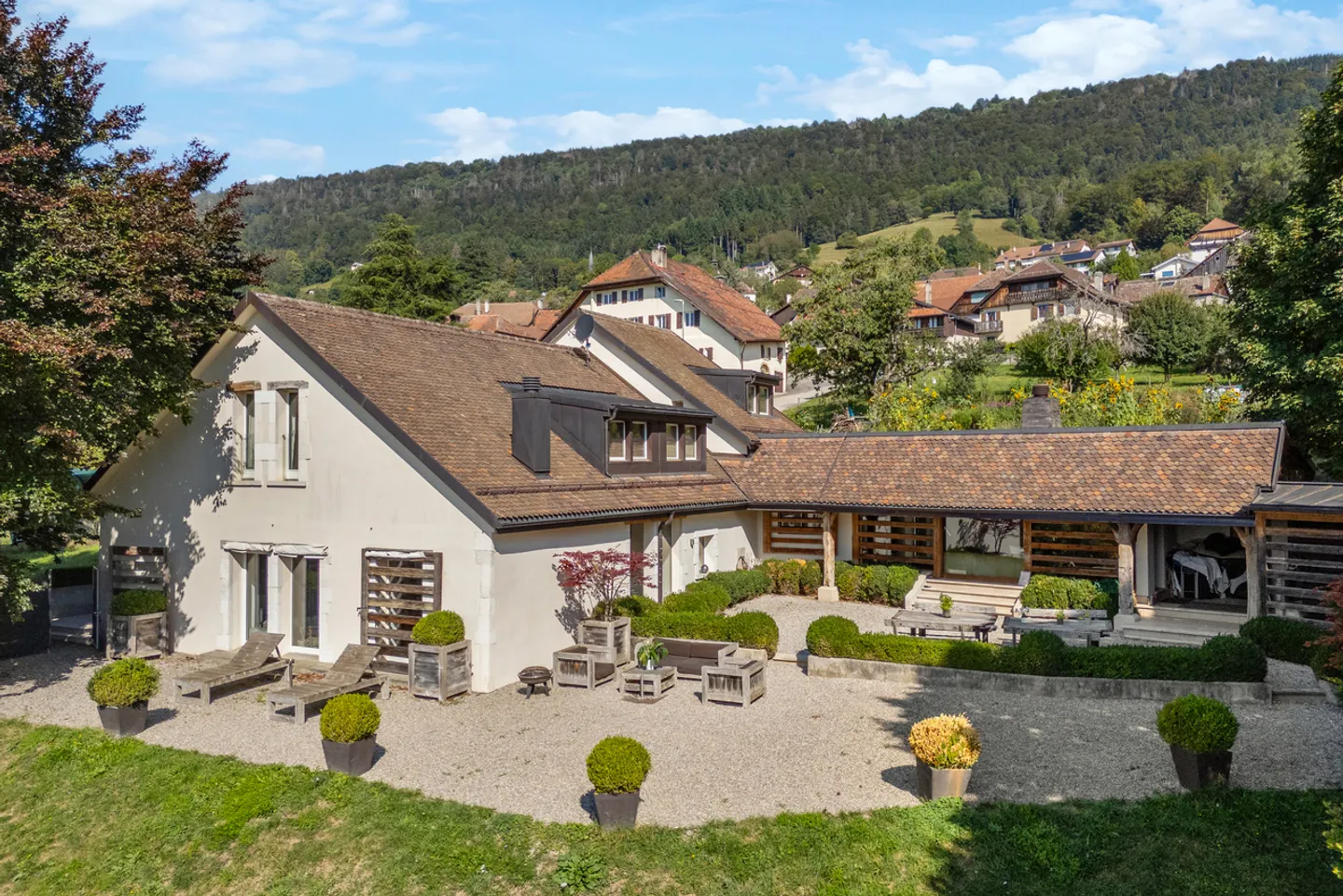Exceptionnelle propriété rénovée avec vaste jardin et vue sur le lac - Photo 1 sur 13