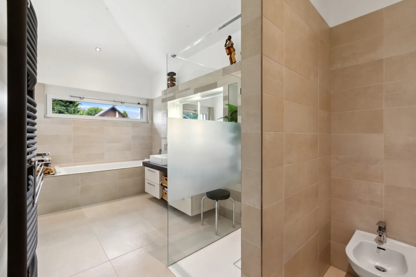 Schöne zeitgenössische Villa mit Pool und Jacuzzi! - Foto 10 von 13