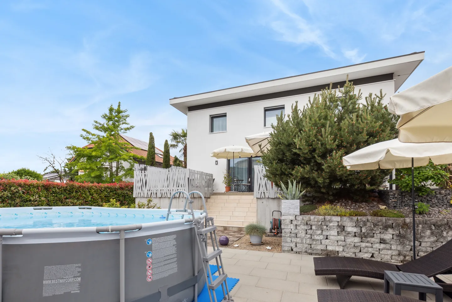 Schöne zeitgenössische Villa mit Pool und Jacuzzi! - Foto 2 von 13