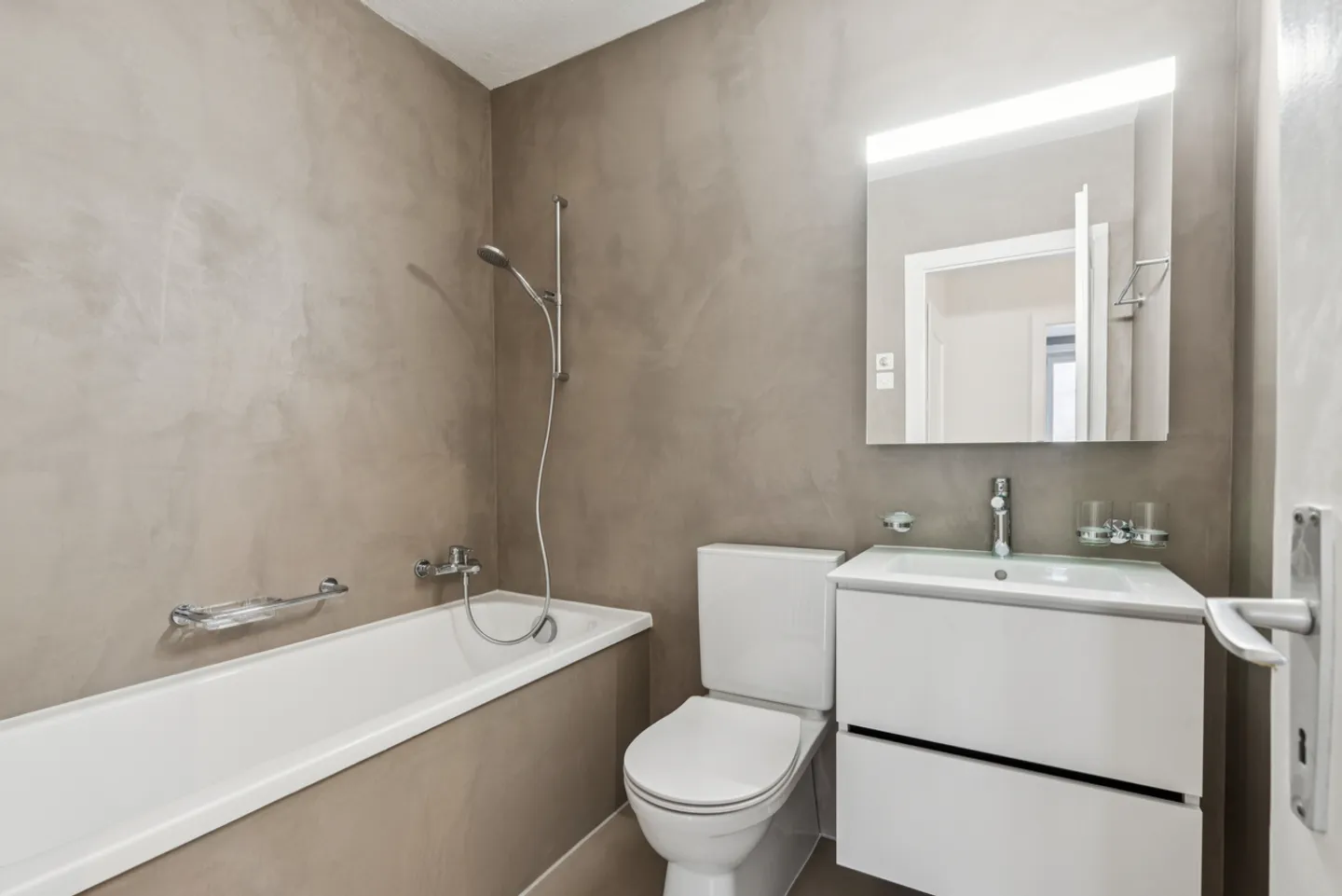 Bright 3.5 room renovated in the heart of the village - Photo 5 of 8