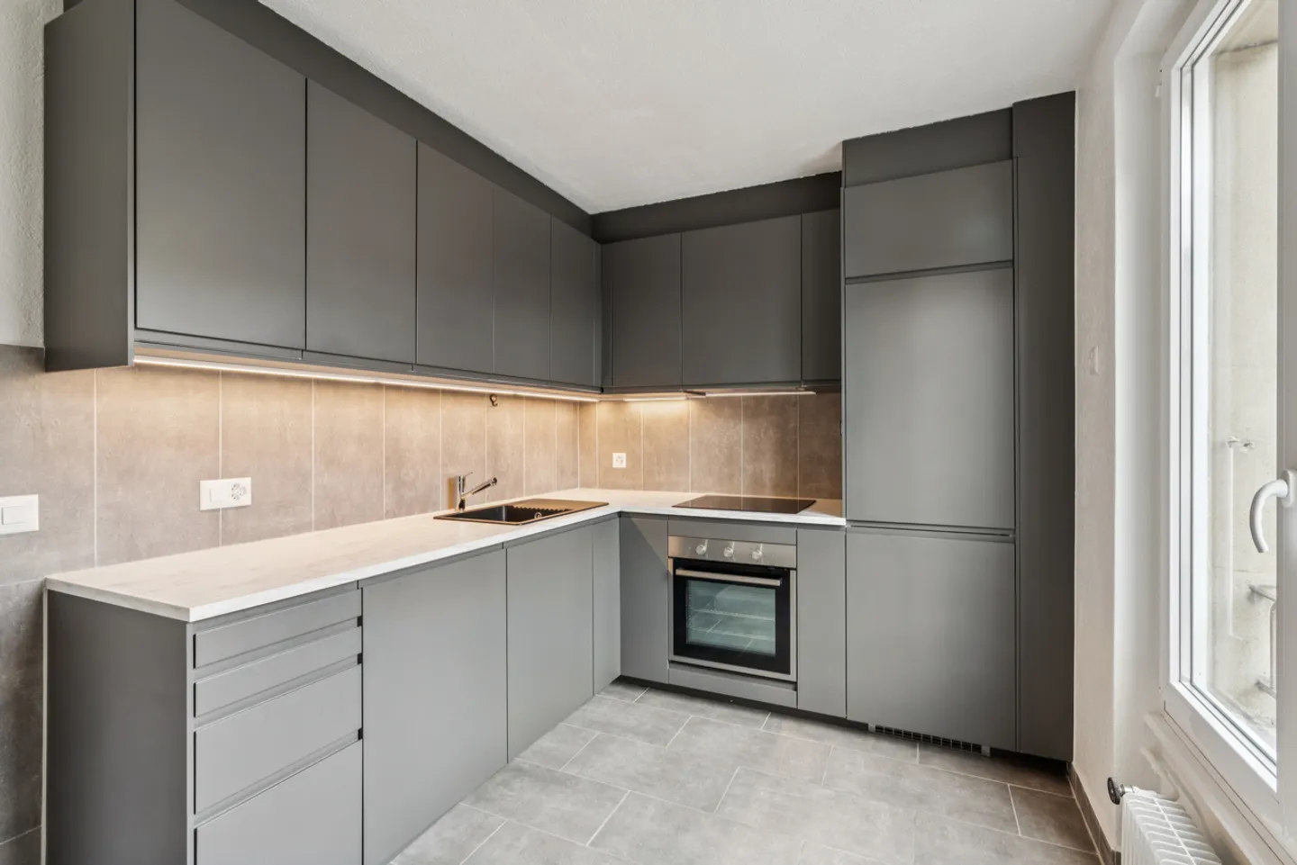 Bright 3.5 room renovated in the heart of the village - Photo 3 of 8