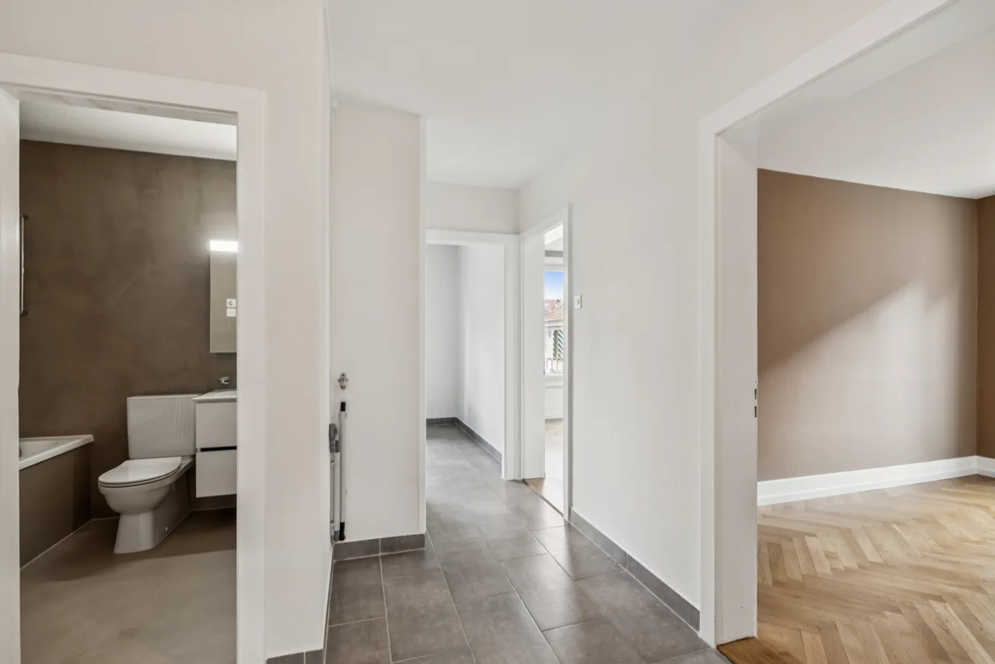 Bright 3.5 room renovated in the heart of the village - Photo 4 of 8