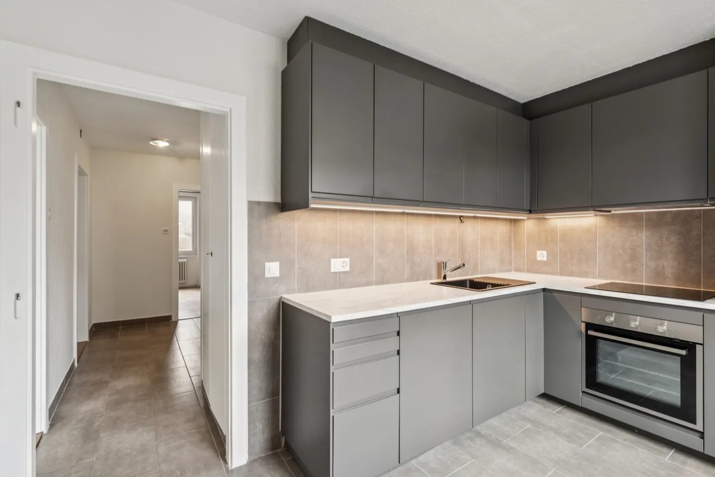 Bright 3.5 room renovated in the heart of the village - Photo 1 of 8