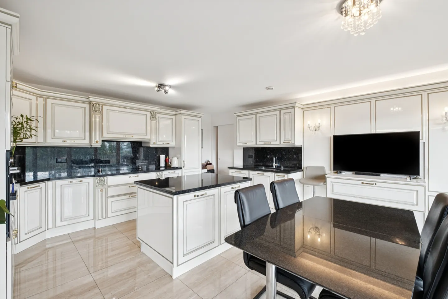 Elegante appartamento di 5,5 locali in un edificio Minergie situato a Hauterive NE - Foto 4 di 10