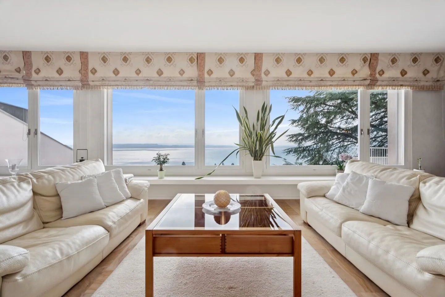 A surprising interior for an exceptional life - Photo 2 of 13