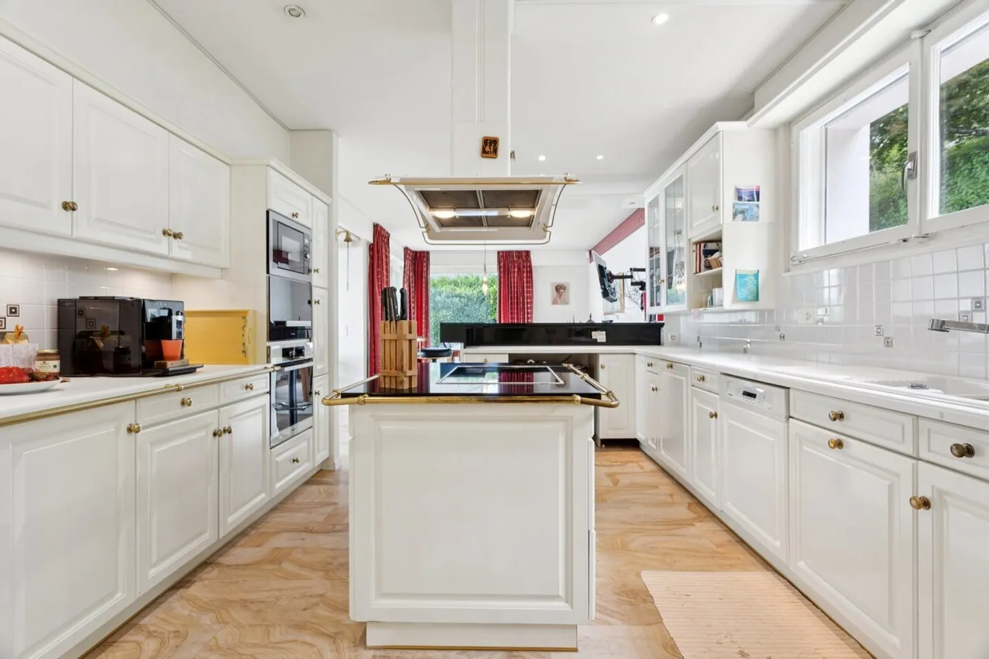 A surprising interior for an exceptional life - Photo 6 of 13