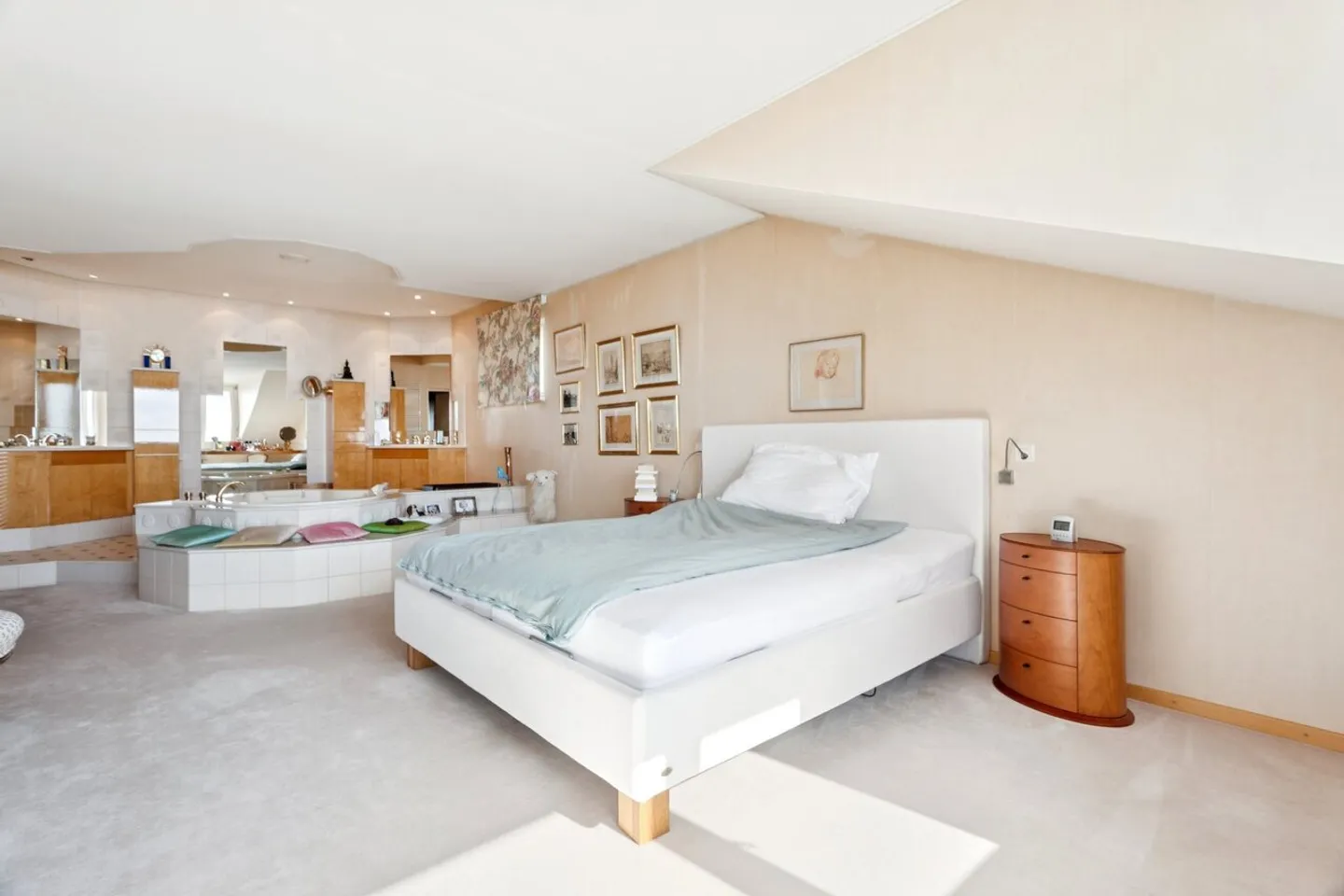 A surprising interior for an exceptional life - Photo 12 of 13