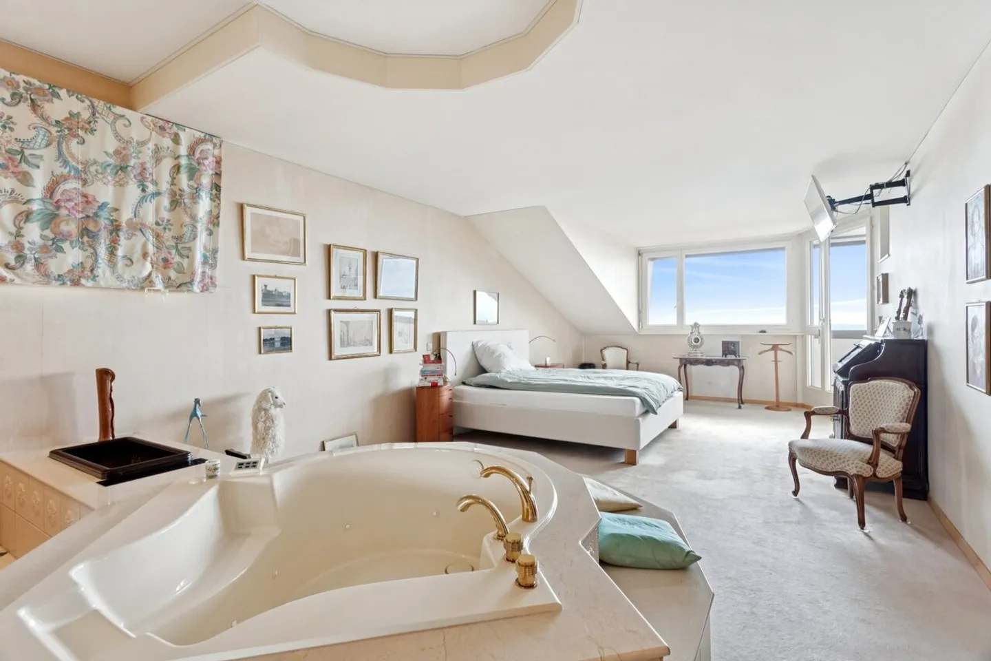 A surprising interior for an exceptional life - Photo 11 of 13