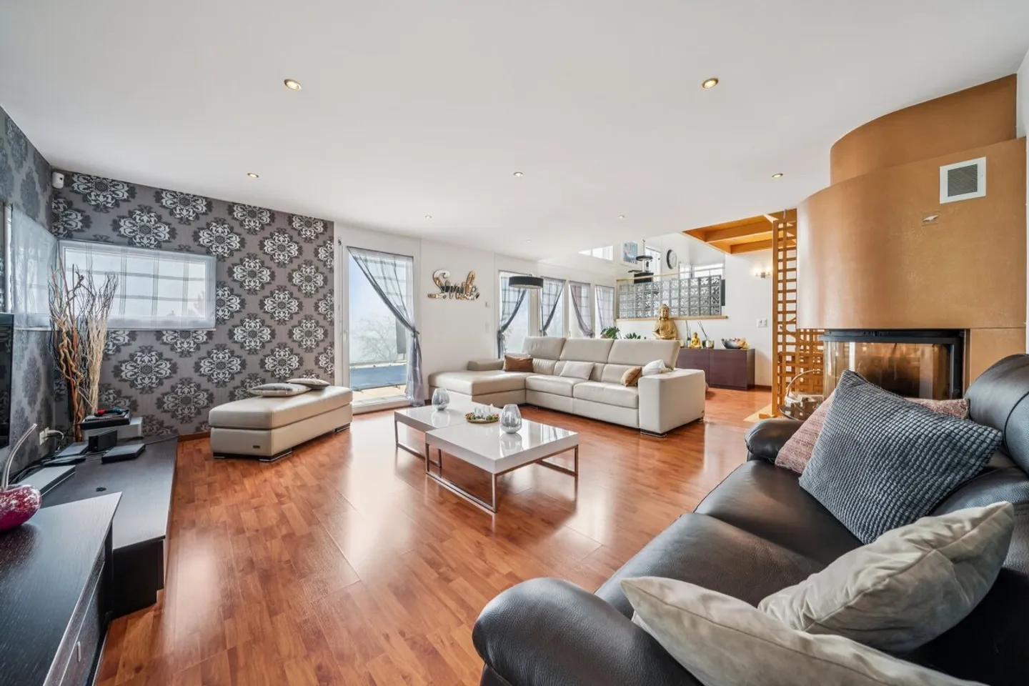 Prestigious property with panoramic lake view - Photo 2 of 10