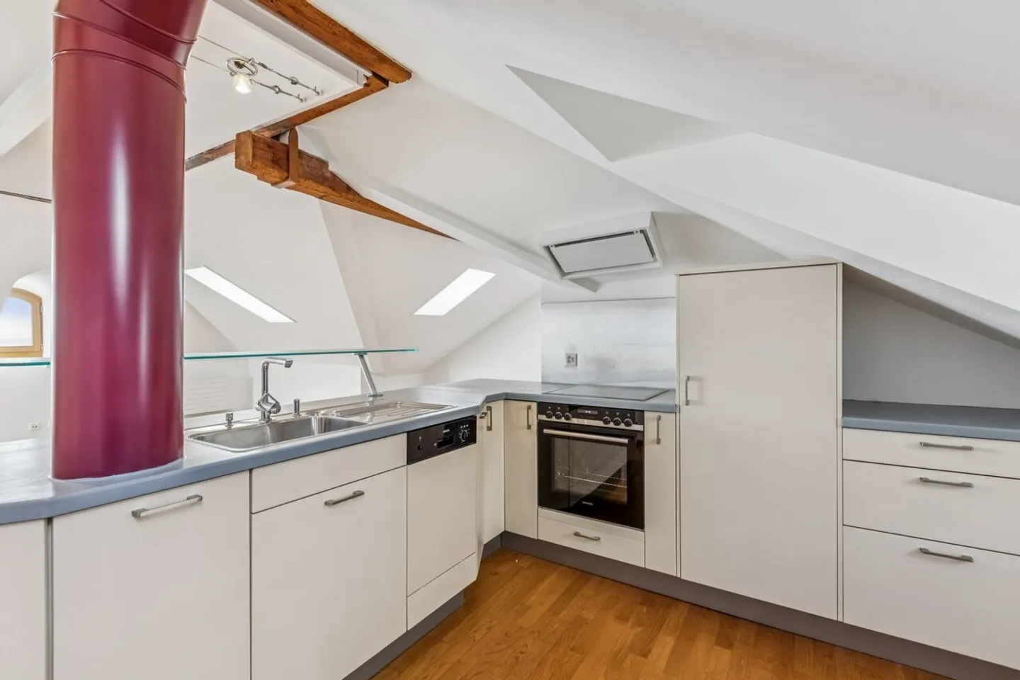 Charmanter heller Kokon nur wenige Schritte vom Bahnhof Neuchâtel entfernt - Foto 3 von 7