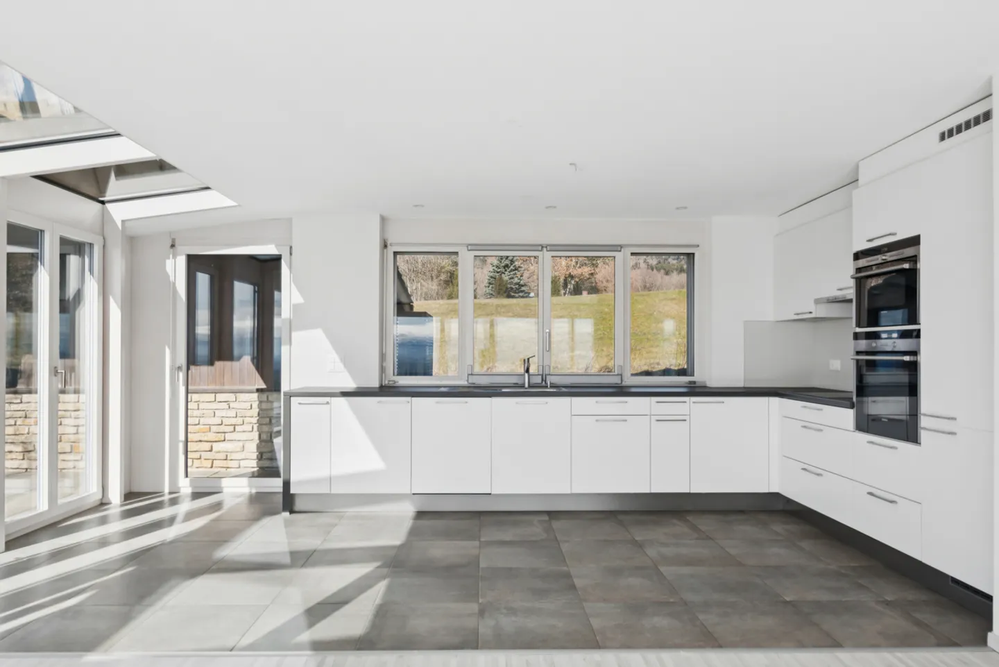 Detached house with panoramic view of the three lakes - Photo 6 of 12