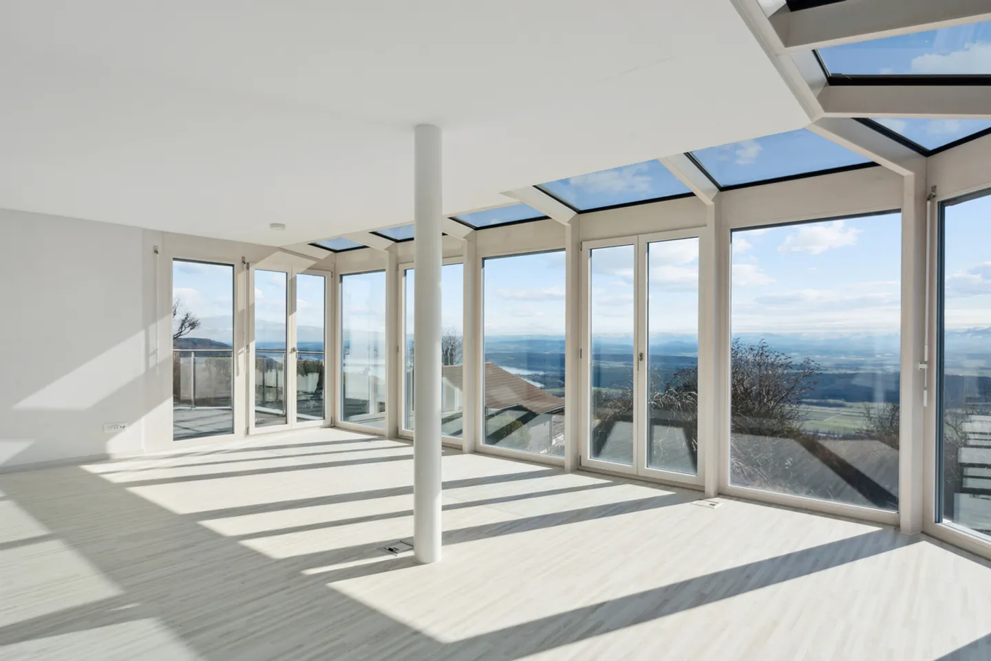 Detached house with panoramic view of the three lakes - Photo 5 of 12