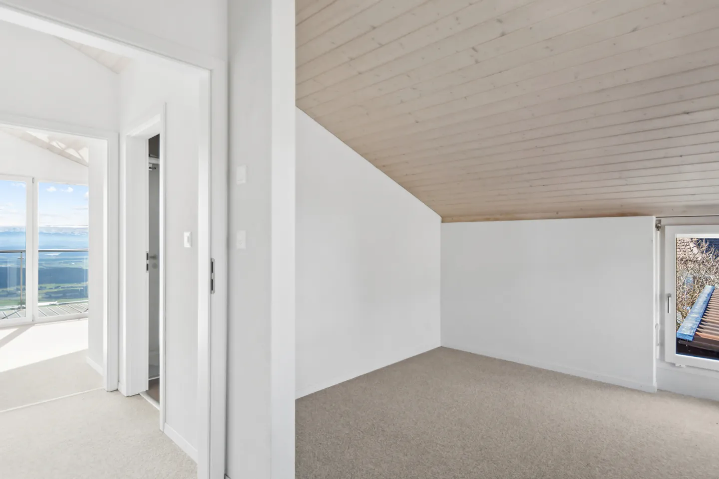 Detached house with panoramic view of the three lakes - Photo 7 of 12