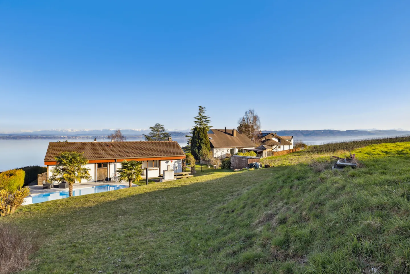 Einzelvilla mit Pool und Seeblick! - Foto 2 von 11