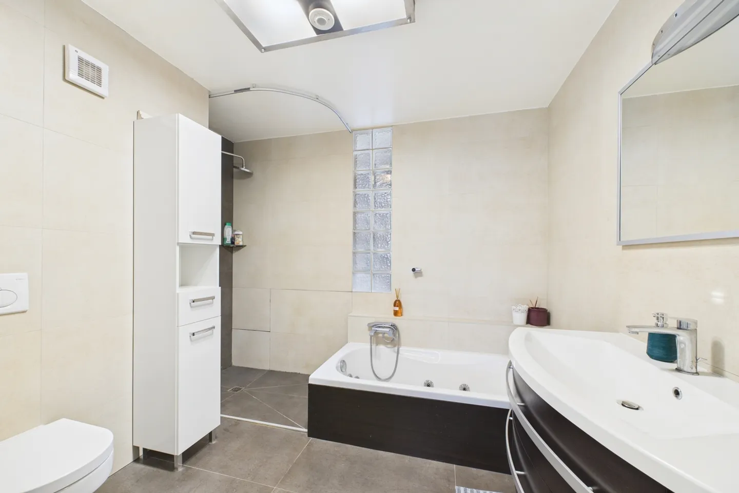 Beaux volumes au centre Bussigny - Photo 4 of 10