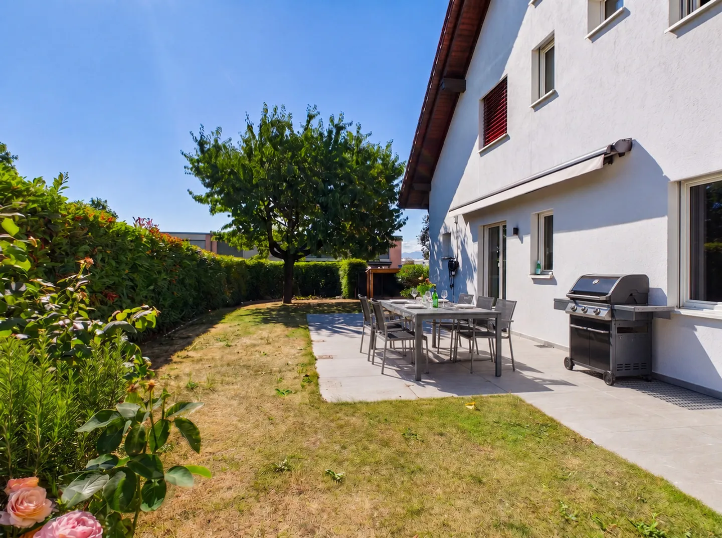 Beautiful volumes with swimming pool on individual plot - Photo 2 of 7
