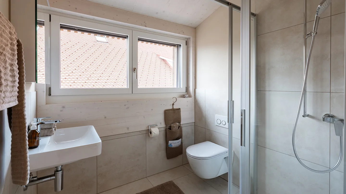 Ampio appartamento attico di 3,5 locali a Hägglingen - Foto 11 di 13