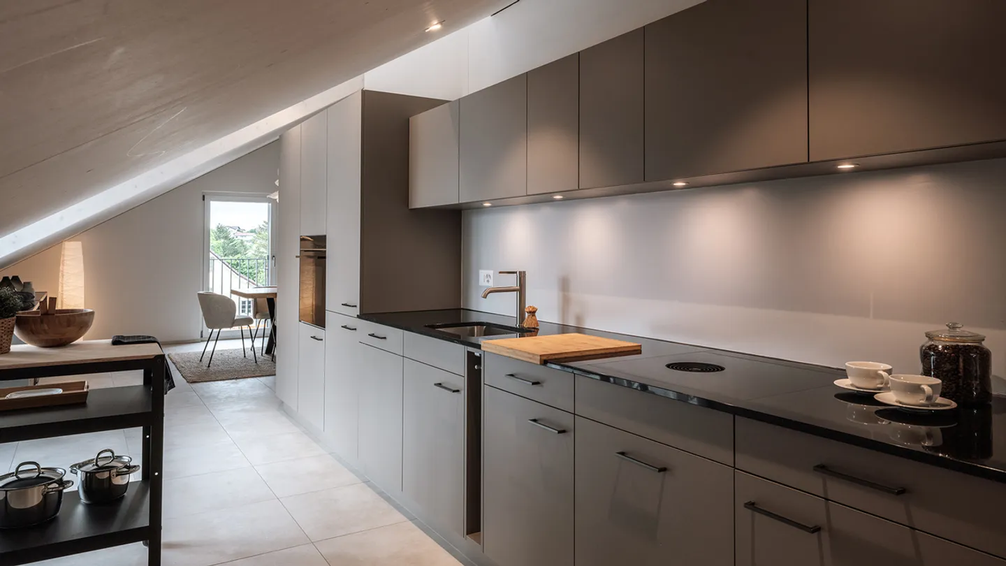 Ampio appartamento attico di 3,5 locali a Hägglingen - Foto 6 di 13