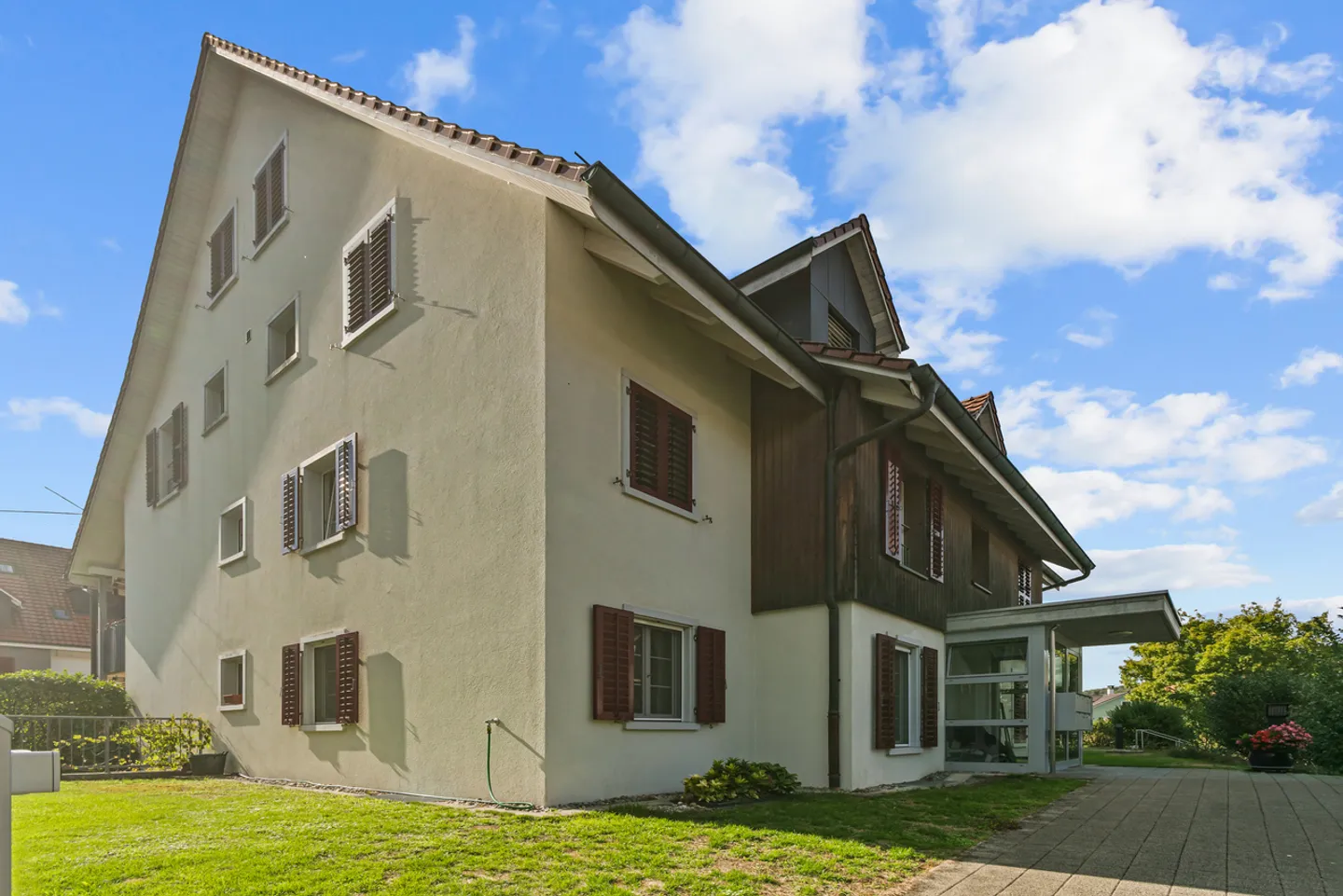 Comfortable condominium with spacious garden area - Photo 3 of 13