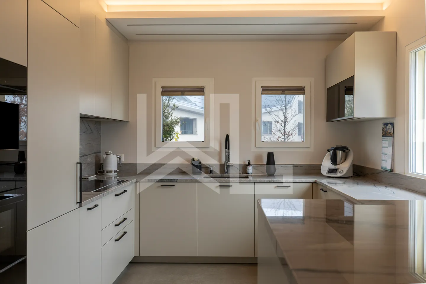 Modern villa in a quiet neighborhood - Photo 8 of 13