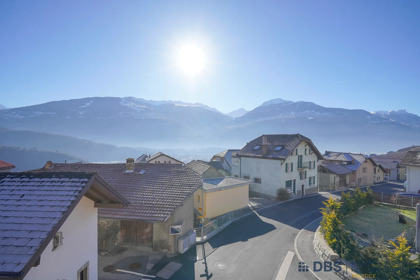 Mixed-use building - Photo 8 of 10