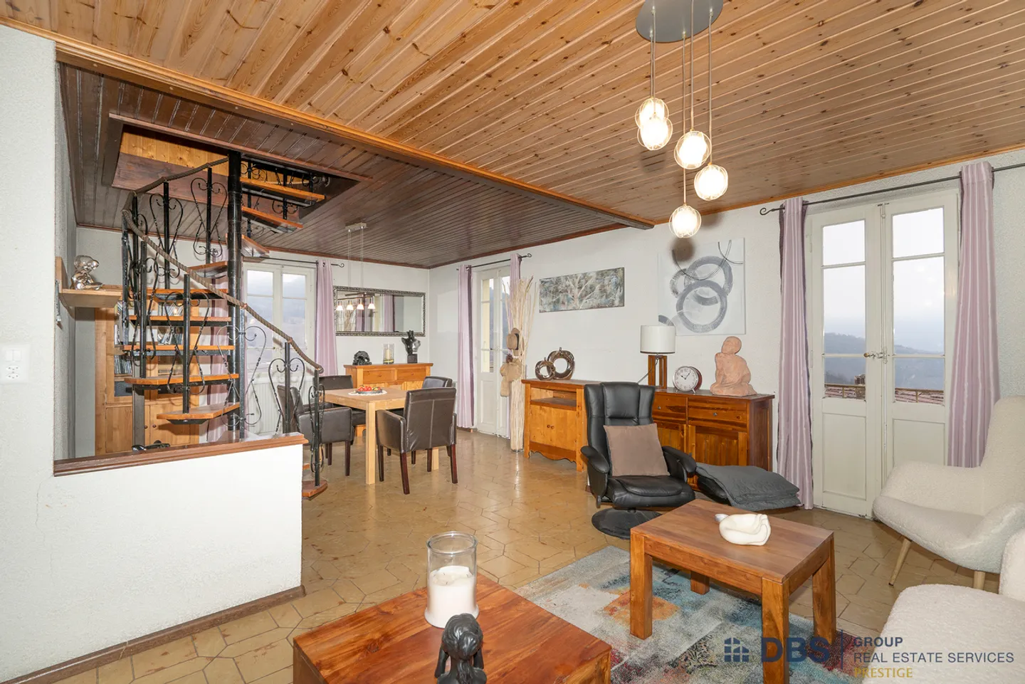 Mixed-use building - Photo 1 of 10