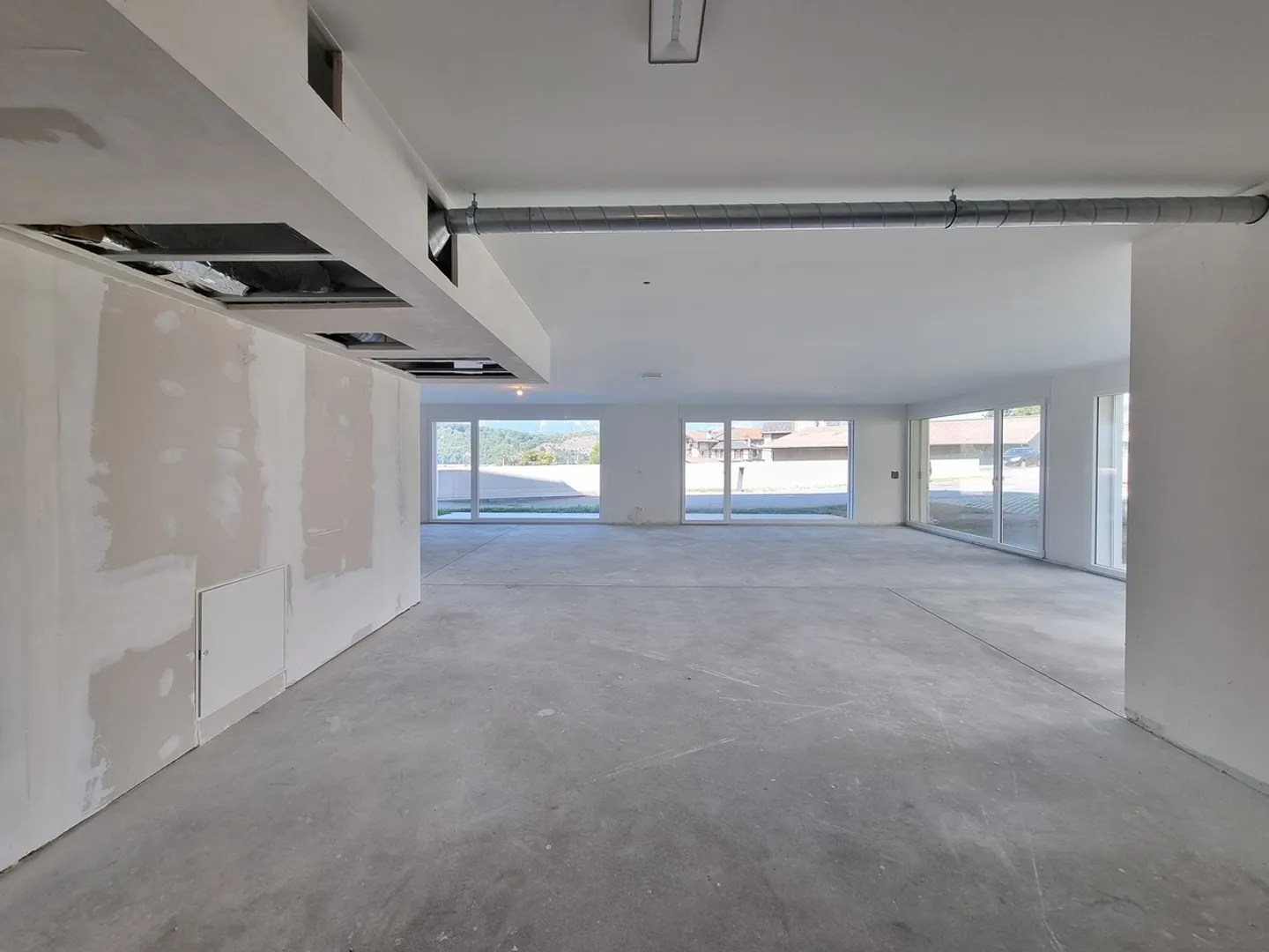 NEU! GEWERBLICHE FLÄCHE VON 131 m² MIT TERRASSE-GARTEN - Foto 8 von 11